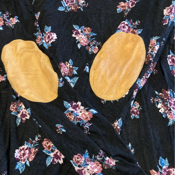 👚(bundle 4 items w/👚for $16) Pullover flowered top - Picture 6 of 8